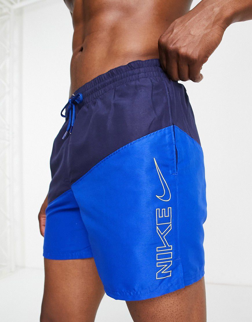 Pantaloncini da bagno da 5" con motivo color block in diagonale navy e - Nike Swimming - Modalova