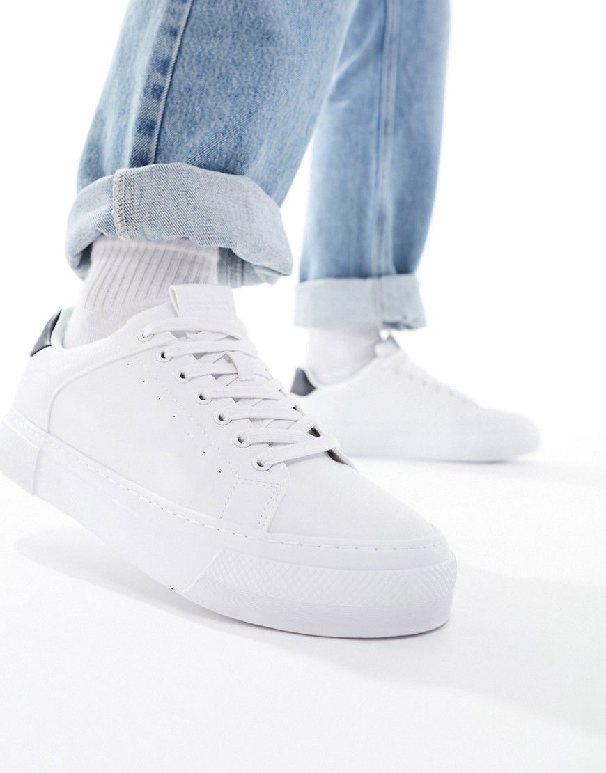 Sneakers bianche trapuntate con etichetta nera sul retro - Pull & Bear - Modalova