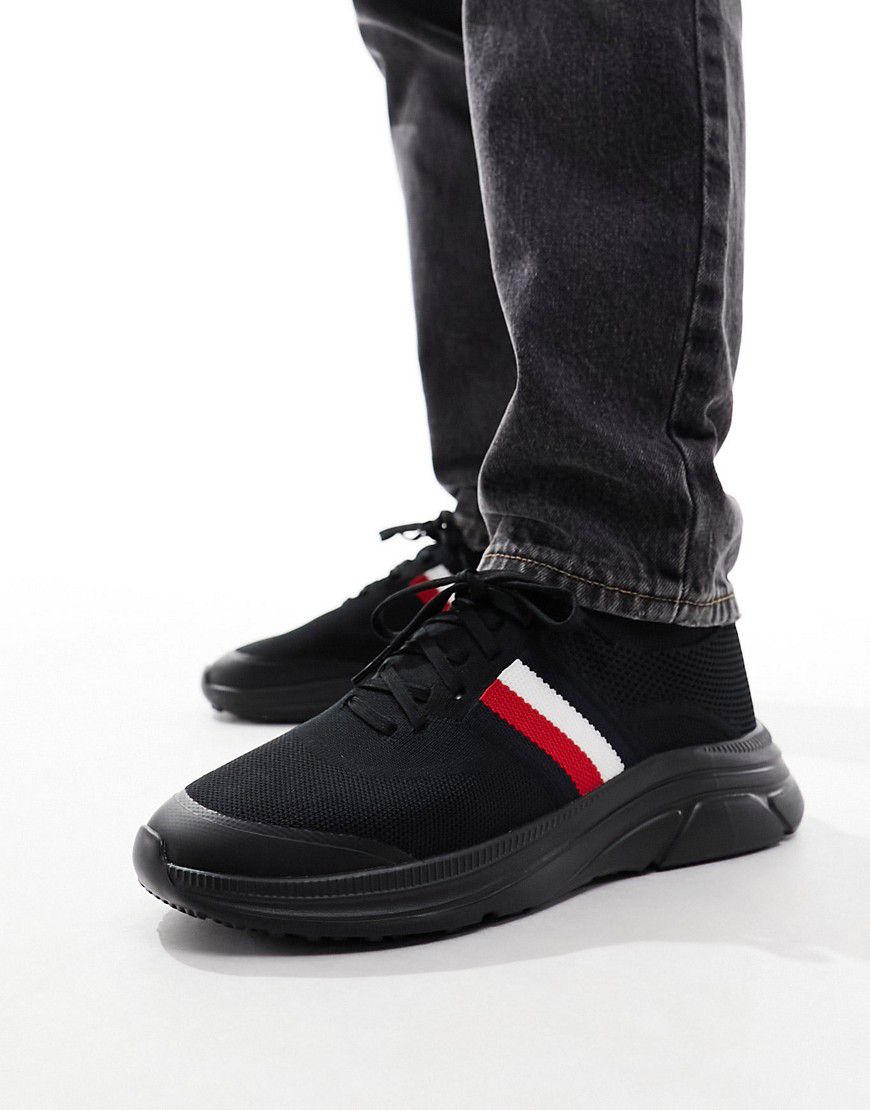 Modern Essential - Sneakers nere in maglia con righe - Tommy Hilfiger - Modalova