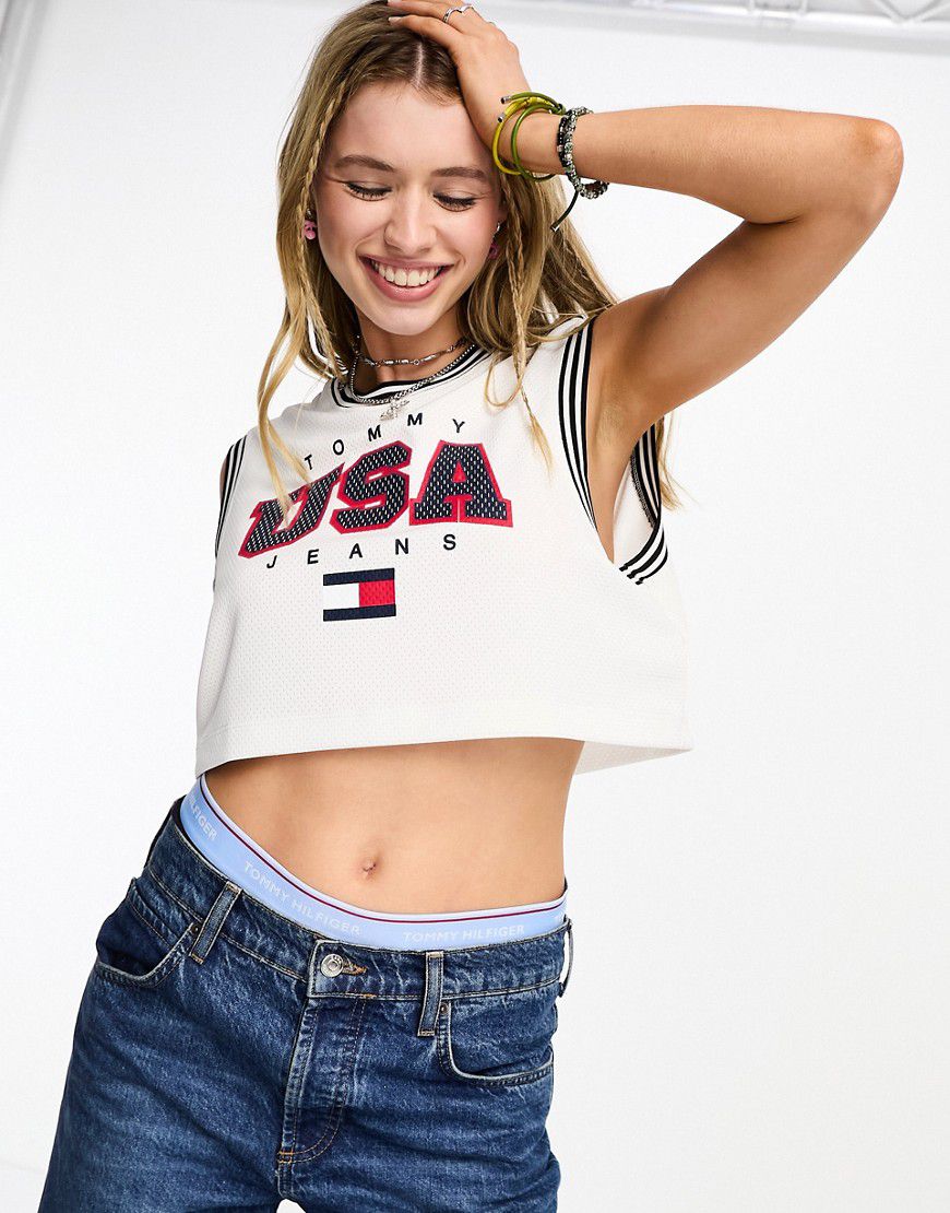 Crop top senza maniche con stampa a tema basket e scritta "USA" - Tommy Jeans - Modalova