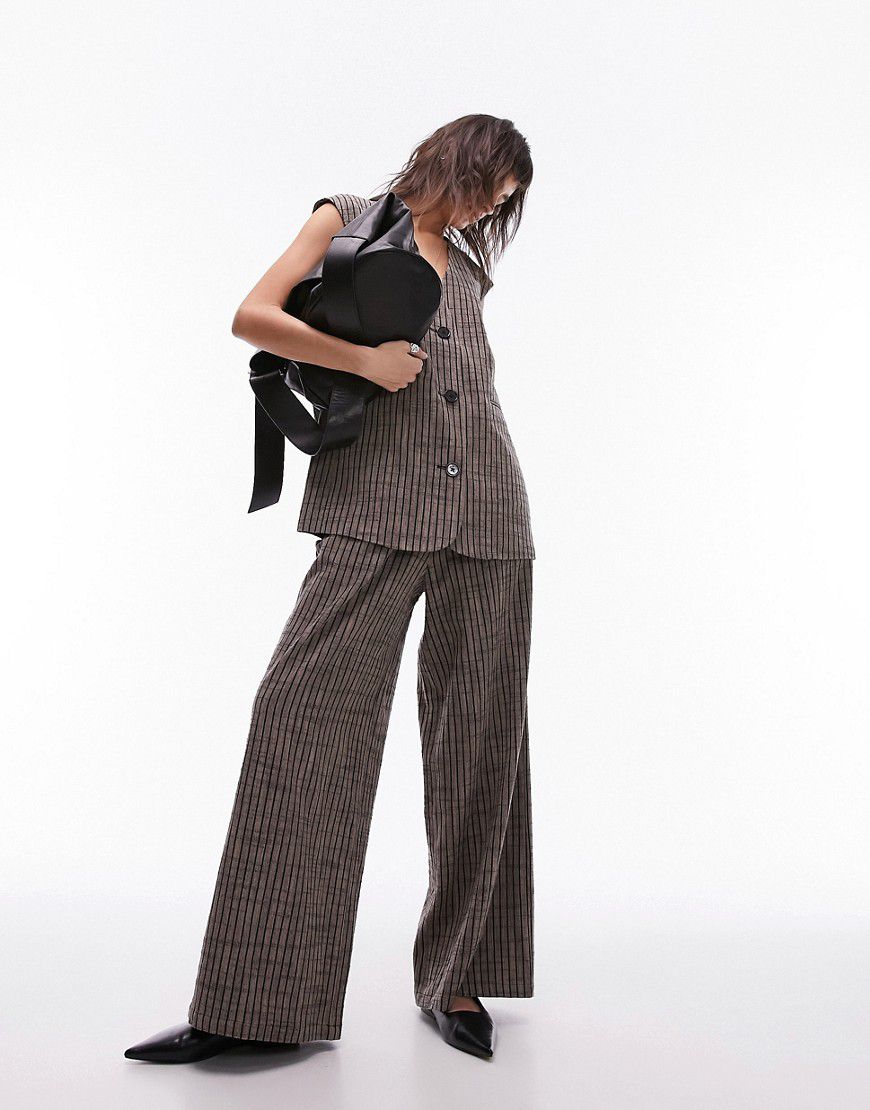 Pantaloni con fondo ampio in lino a pieghe marroni a righe in coordinato - Topshop - Modalova