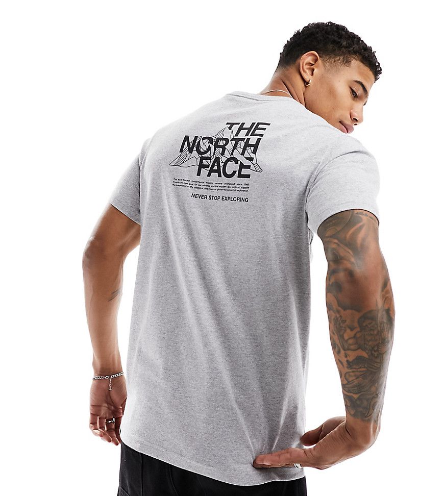 Mountain Sketch - T-shirt grigio chiaro con stampa sul retro - In esclusiva per ASOS - The North Face - Modalova
