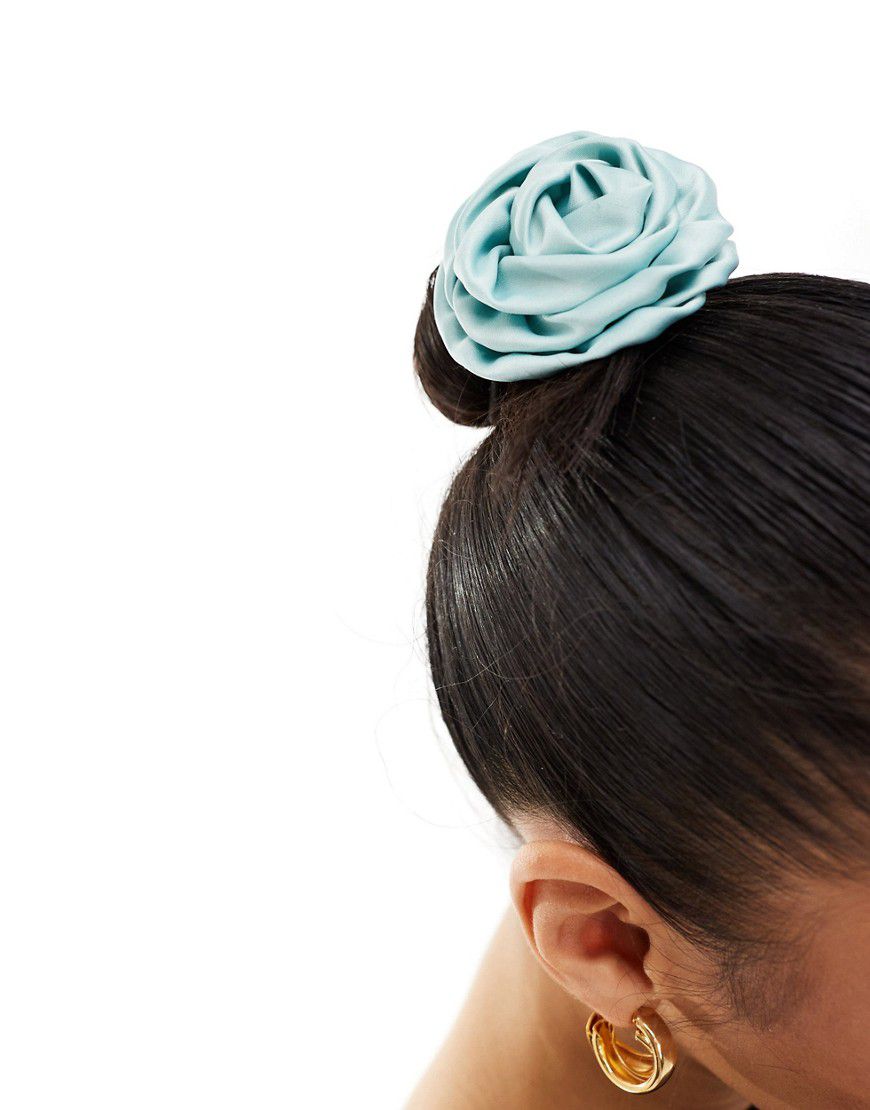 Elastico per capelli in raso azzurro con fiore - True Decadence - Modalova