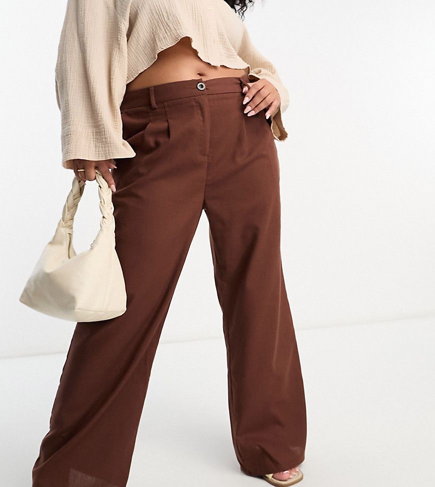 Pantaloni a fondo ampio in misto lino marrone cioccolato in coordinato - Urban Threads Curve - Modalova