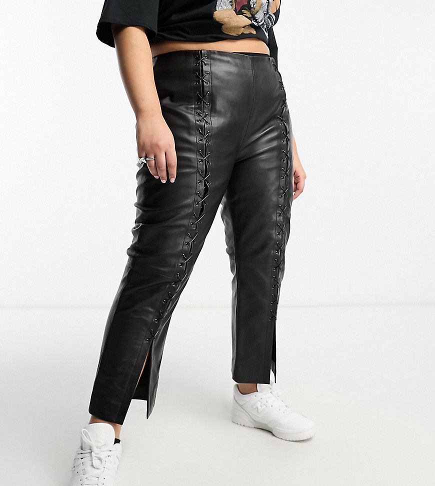 Pantaloni neri in vera pelle con lacci - Urbancode Curve - Modalova