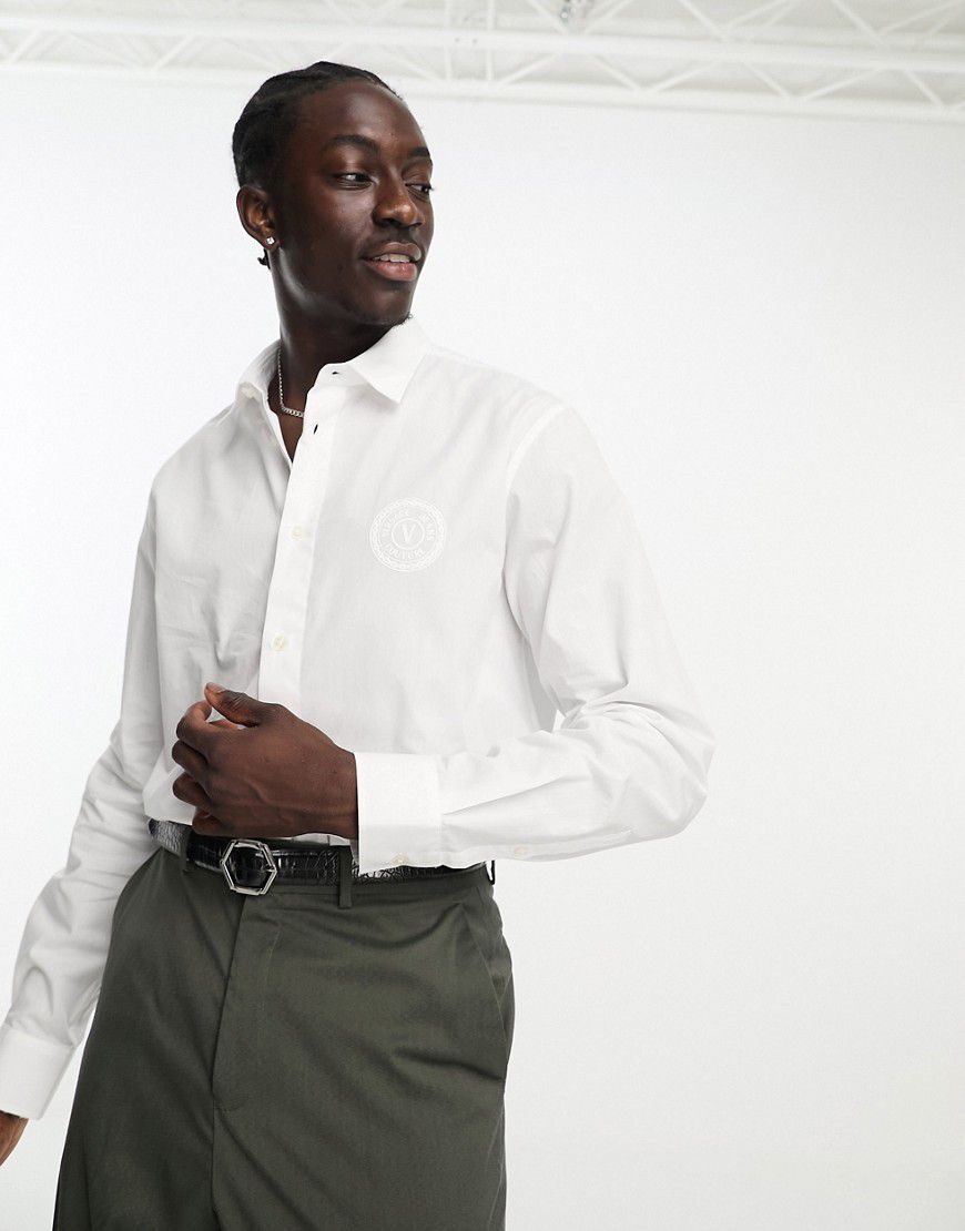 Camicia bianca a maniche lunghe con logo in gomma - Versace Jeans Couture - Modalova