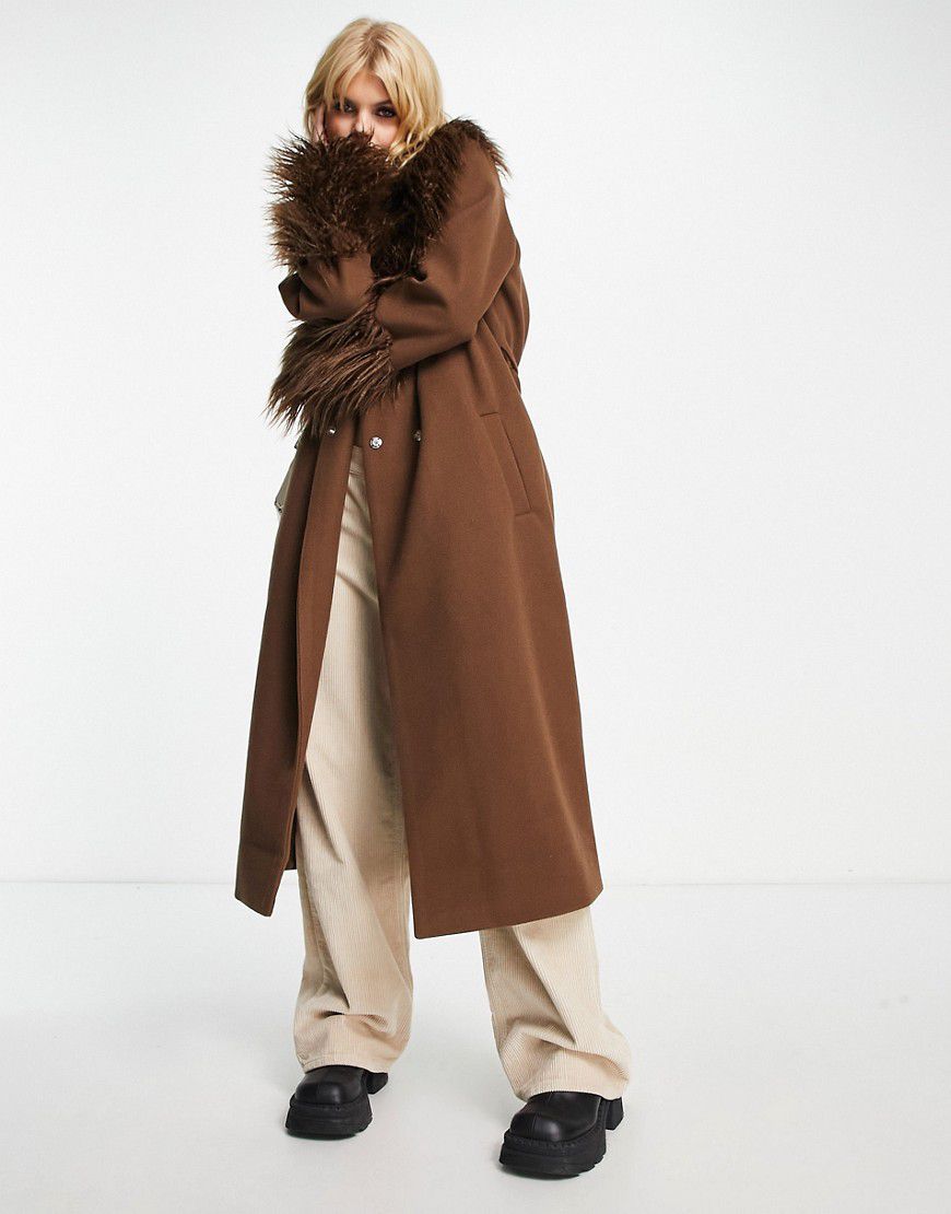 Cappotto taglio lungo cioccolato con cintura e finiture in pelliccia sintetica - VIOLET ROMANCE - Modalova