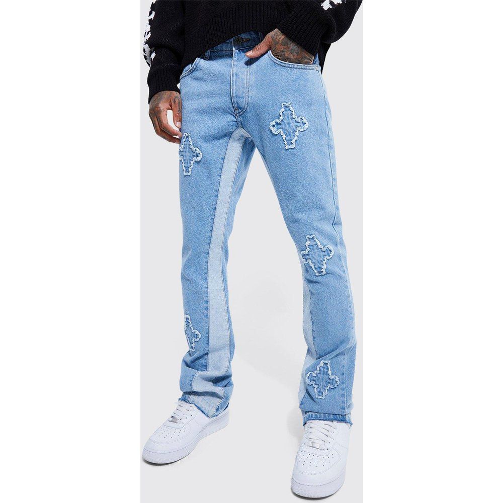 Jeans a zampa Slim Fit in denim rigido con pannelli - boohoo - Modalova