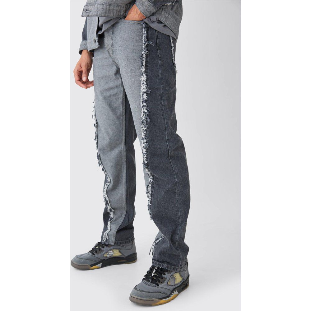 Jeans rilassati in denim rigido effetto patchwork con fondo sfilacciato - boohoo - Modalova