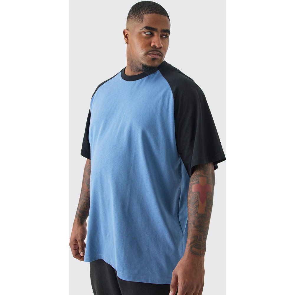 T-shirt Plus Size a blocchi di colore blu con dettagli raglan - boohoo - Modalova