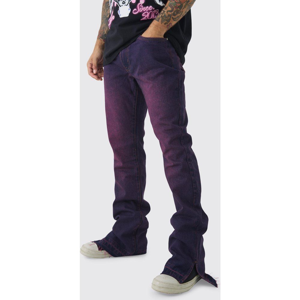 Jeans a zampa Slim Fit in denim rigido in tinta rosa scuro con pieghe sul fondo - boohoo - Modalova