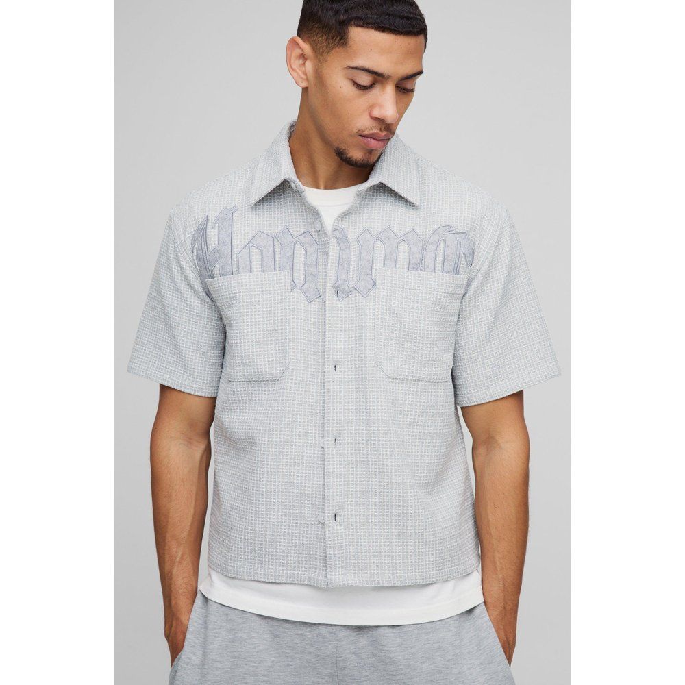 Camicia squadrata oversize Homme a quadri con applique e doppia tasca - boohoo - Modalova