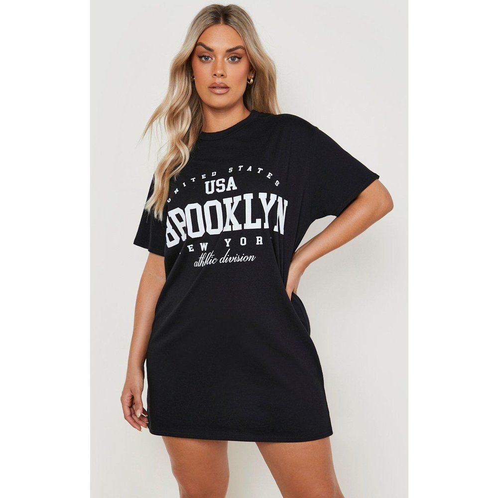Vestito T-shirt Plus Size oversize con slogan Brooklyn - boohoo - Modalova