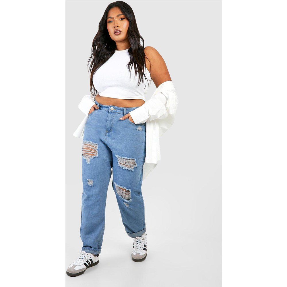 Jeans Mom Plus Size con strappi e smagliature - boohoo - Modalova